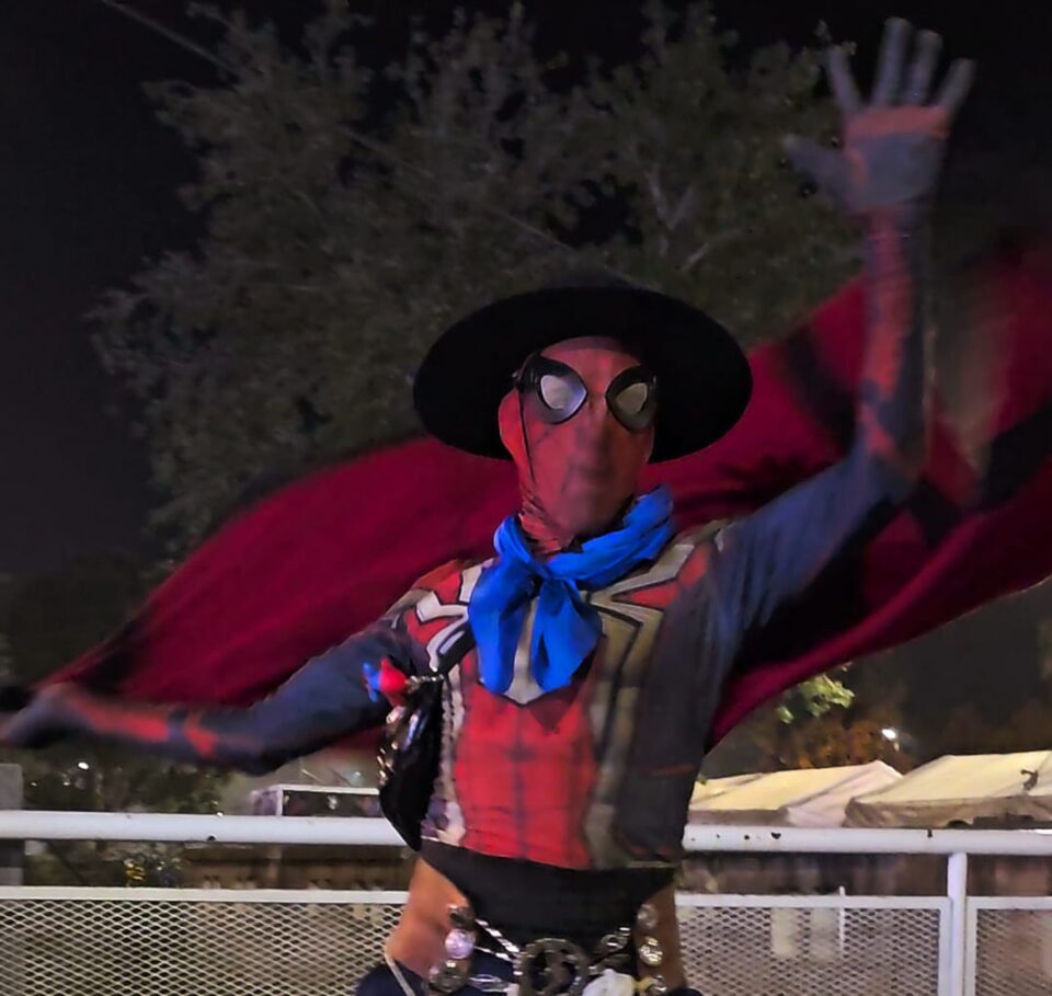 El personaje que se robó todas las miradas en Colectividades: El "Gaucho Araña"
