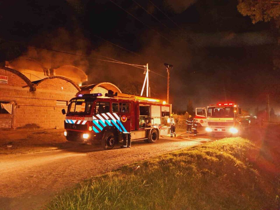 Una vivienda fue consumida por las llamas en Santa Ana