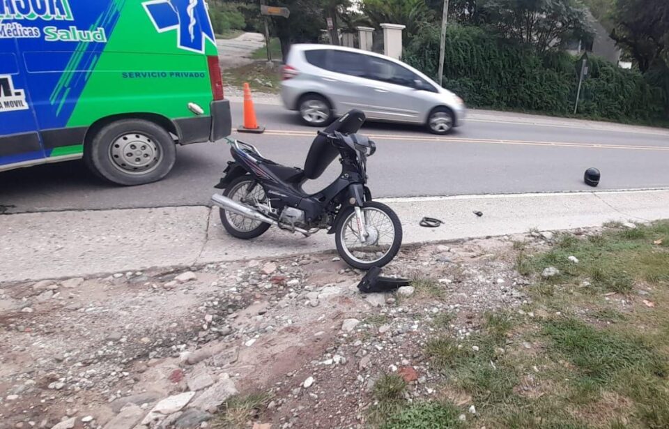 Un joven fue atropellada por una motocicleta en La Bolsa: dos heridos en el lugar