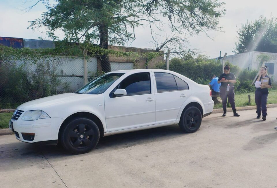 Una adolescente de 18 años resultó herida luego de ser embestida por un auto