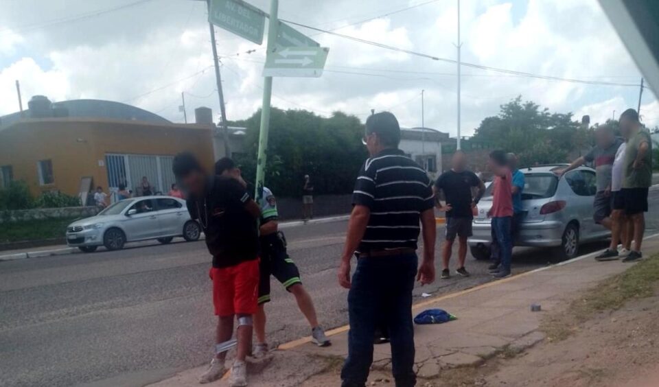 Hartos de los robos, atraparon a un ladrón y lo ataron a un poste