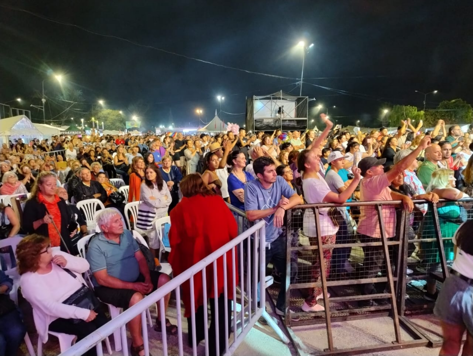 A puro folclore y con el tradicional desfile, pasó la primera noche del 36° Festival de Colectividades