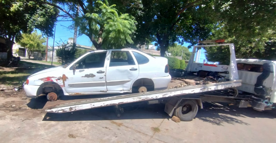 Continúan los operativos de control y remoción de vehículos abandonados en Alta Gracia