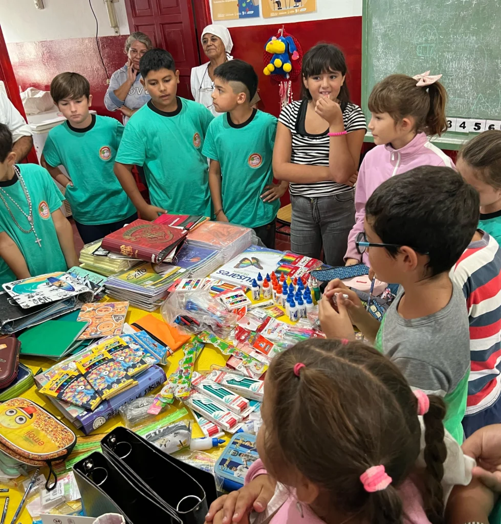 Colecta exitosa: la Filial Belgrano Alta Gracia entregó útiles a una escuela rural