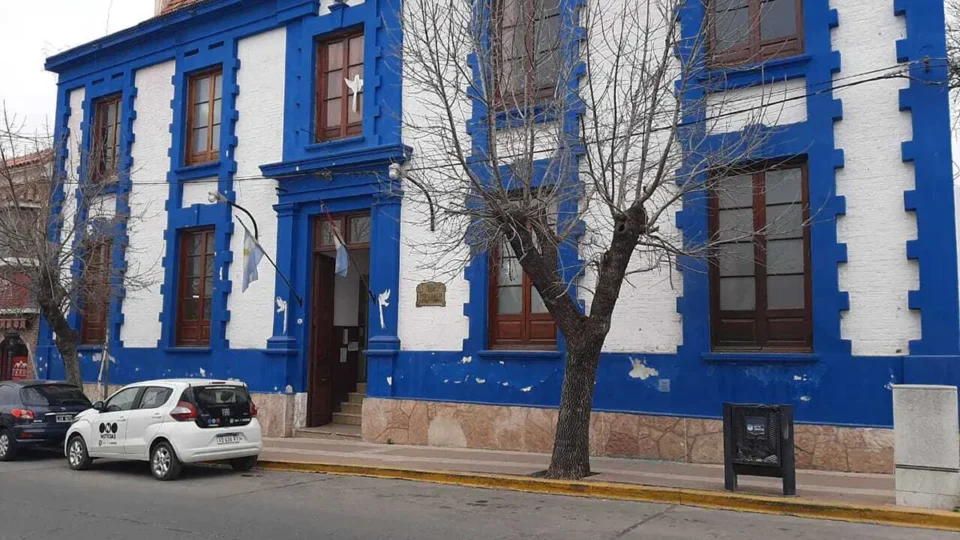 Destrozó las aberturas de una casa y fue detenido por violencia familiar