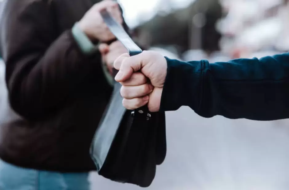 Iba camino a la escuela a dar clases y la asaltaron