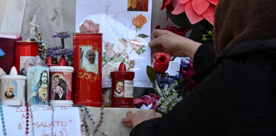 El Papa Francisco amaneció estable tras las crisis respiratorias pero “no está fuera de peligro”