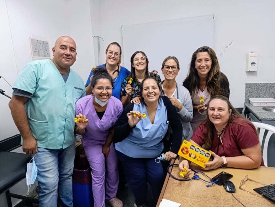 Un trabajador del Hospital Illia entregó bombones a sus compañeras por el Día de la mujer