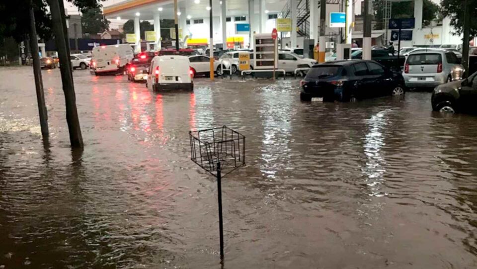 Diluvio en Córdoba: 29 árboles caídos, voladura de techos y 43 evacuados