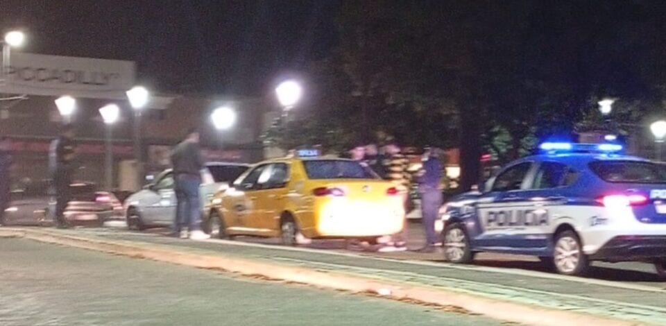 Dos Uber se agarraron a las piñas en plena avenida