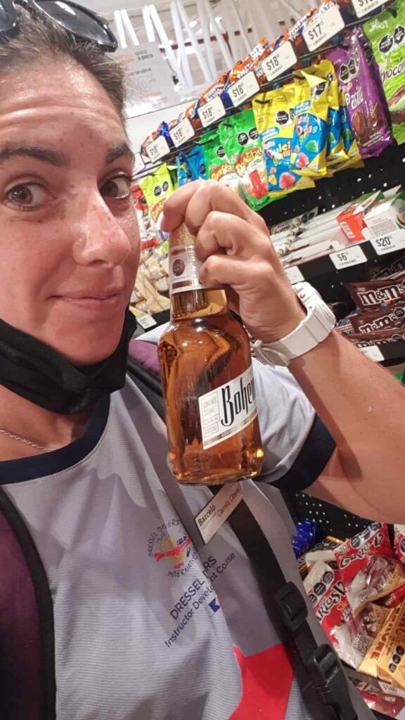 La historia de Camila: dejó su trabajo de oficina y se convirtió en instructora de buceo en el Caribe