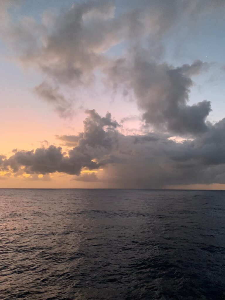 La historia de Camila: dejó su trabajo de oficina y se convirtió en instructora de buceo en el Caribe