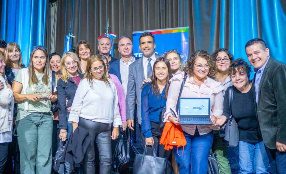 TecnoPresente: Provincia entregó 500 netbooks a 20 escuelas de Santa María