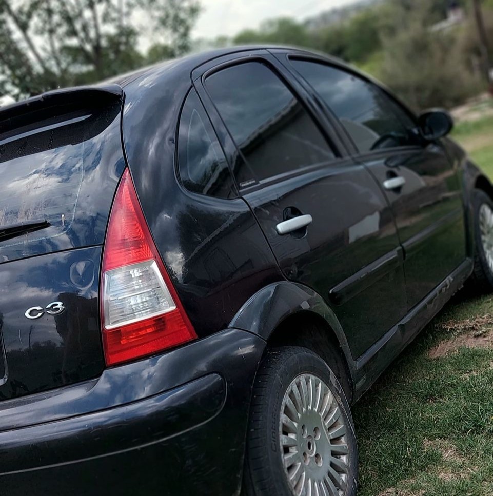 Dejó el auto en el estacionamiento de la Axion y se lo robaron mientras trabajaba