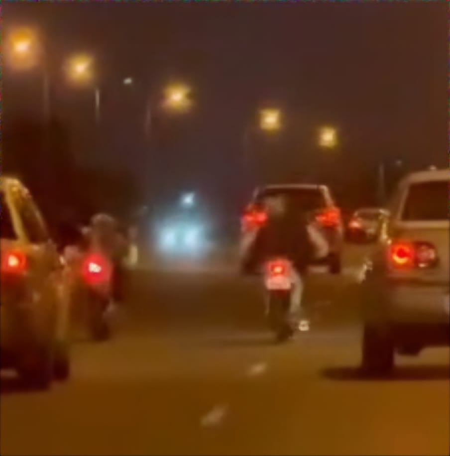 Locura en moto en Ruta 5: dos sujetos circulaban acostados a alta velocidad