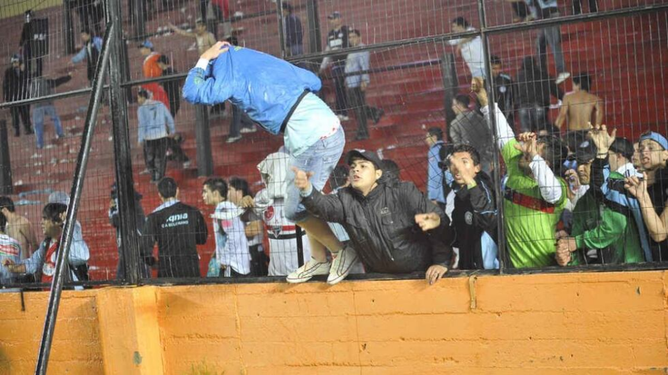 Un joven de la Filial Belgrano en terapia intensiva tras ser golpeado por la Policía en Santa Fe