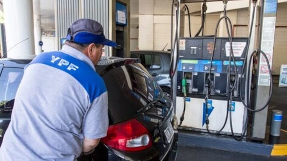 YPF anunció que baja un 4% el precio de los combustibles a partir del 1º de mayo
