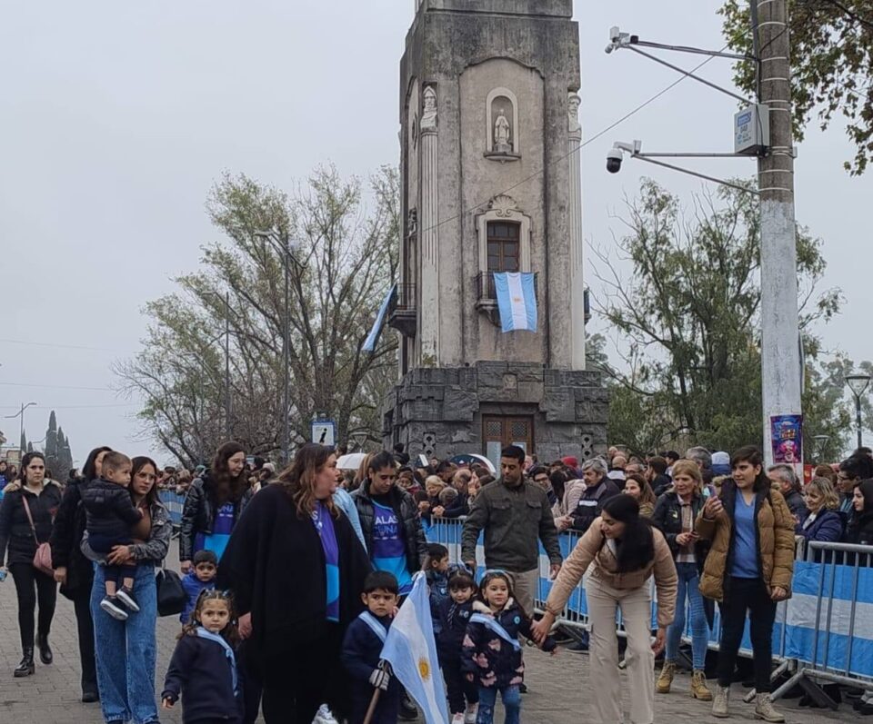 Con un acto y un gran desfile, Alta Gracia celebró el 25 de Mayo