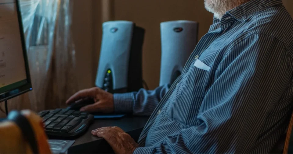 Condenan a un hombre de 81 años por descargar material de abuso sexual infantil
