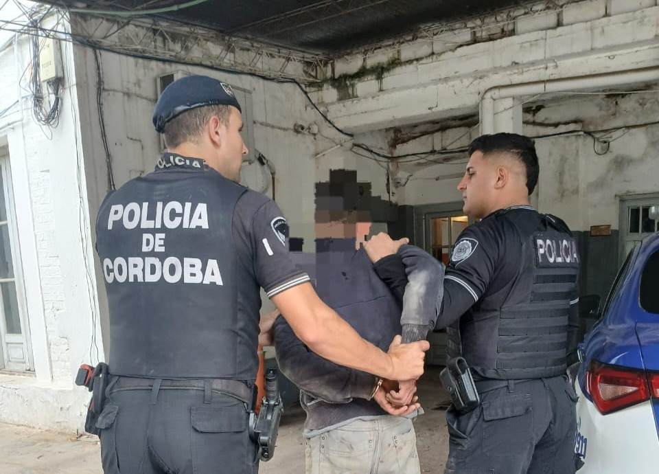 Lo atraparon con las manos en la masa: cayó un joven mientras huía con objetos robados