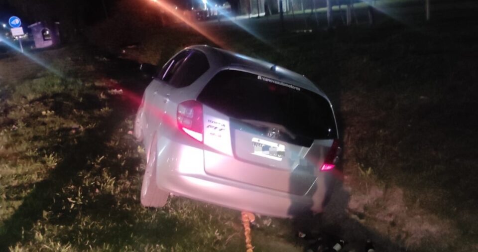 Despiste en Ruta 5: un auto terminó en una zanja