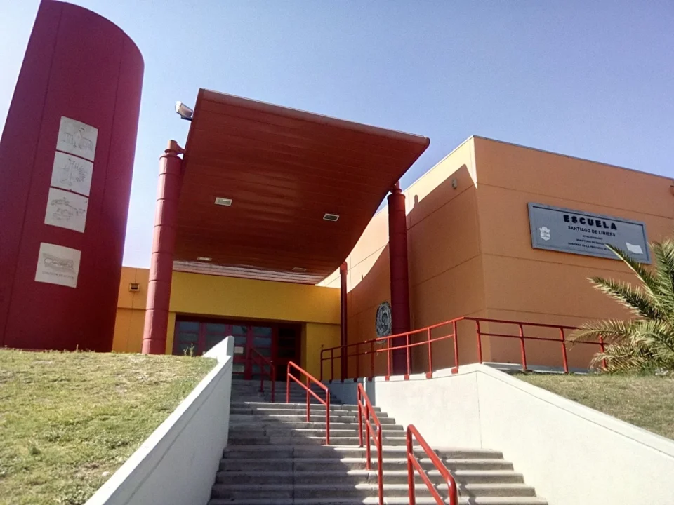 La Municipalidad de Alta Gracia lanzó dos concursos públicos de precios para la construcción de nuevas salas y galerías de vinculación en los Jardines de Infantes “Comandante Espora” y “Santiago de Liniers”, en el marco de un ambicioso plan de fortalecimiento de la infraestructura educativa. Ambos llamados están previstos para el 19 de mayo de 2025, en diferentes horarios, y contemplan la provisión de mano de obra, equipos y materiales necesarios para llevar adelante las obras. Los pliegos técnicos, condiciones generales y planos correspondientes están disponibles para consulta y adquisición hasta el 15 de mayo. Jardín “Comandante Espora”: $72 millones de inversión El Concurso Público 01/25, formalizado mediante el Decreto Nº 1.295/25, prevé una inversión de $72.425.800 (IVA incluido). La apertura de sobres será el 19 de mayo a las 11:00 hs. en la Sala de Reuniones del edificio municipal (Av. Belgrano Nº 15, 1º piso). Jardín “Santiago de Liniers”: casi $66 millones El segundo llamado, Concurso Público 04/25 (Decreto Nº 1.296/25), está destinado a una obra de similares características en el Jardín “Santiago de Liniers”, con un presupuesto oficial de $65.915.430 (IVA incluido). La apertura se realizará el mismo día, a las 12:00 hs., también en la sede municipal. Requisitos y plazos En ambos casos, el valor del pliego es de $5.000 y se adquiere en Tesorería Municipal de 7:30 a 13:00 hs. Las ofertas se pueden presentar hasta una hora antes de la apertura correspondiente, en días hábiles, en la Dirección de Control de Adjudicaciones y Compras. Además, es requisito excluyente asistir a la visita obligatoria de obra, programada para el 16 de mayo a las 10:00 hs., con salida desde Av. Belgrano 15.