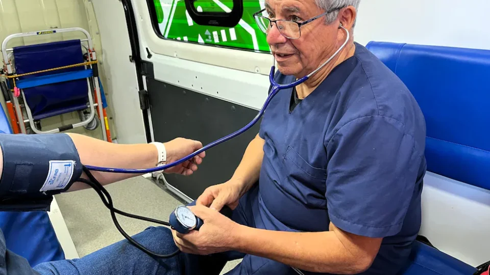 Fue artesano del cuero y a los 50 se recibió de médico: hoy ejerce en Calamuchita