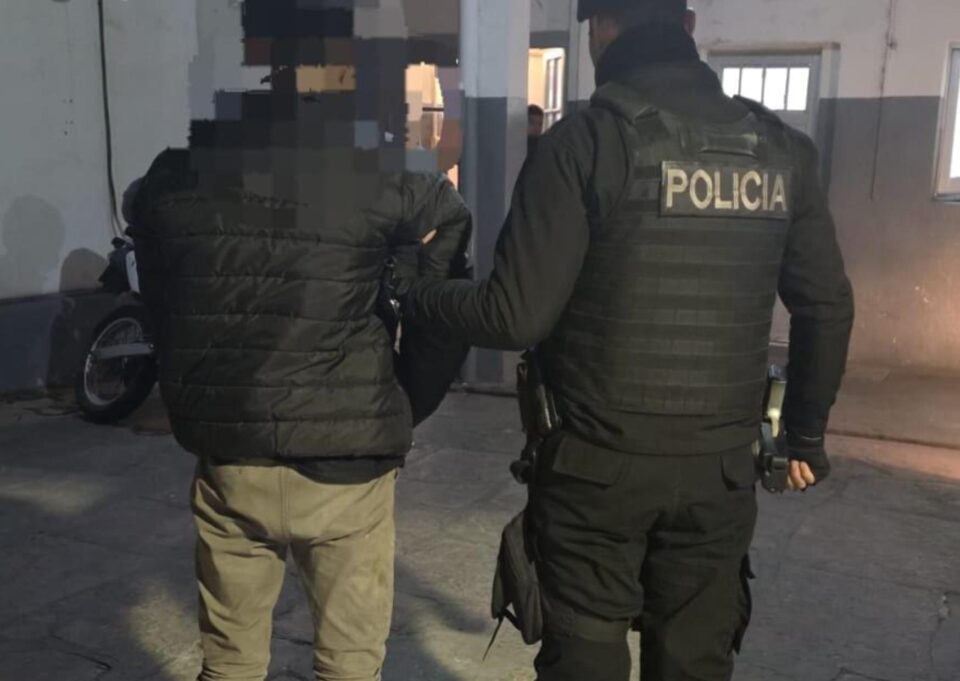La policía detuvo a un hombre con pedido de captura por robo calificado