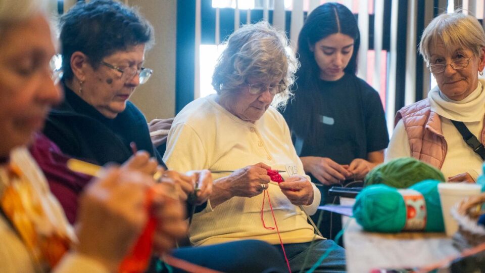 Más de 1200 cuadraditos se tejieron en el 9° Encuentro de Tejido Solidario de la Defensoría del Pueblo