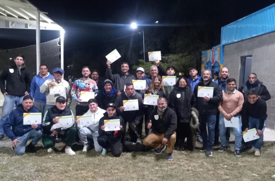 Se entregaron los certificados del curso de reparación de calefactores en Parque Virrey Este