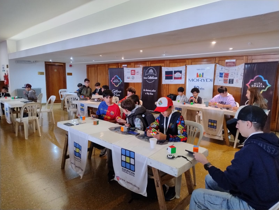 Alta Gracia gira con ingenio: el cubo Rubik está siendo el protagonista del finde