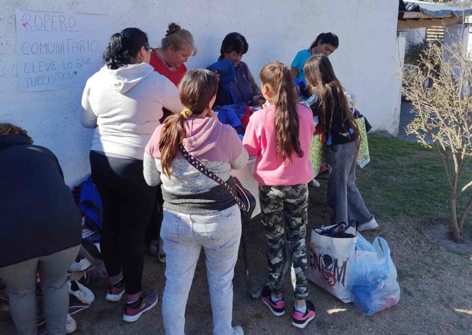 Solidaridad en acción: Adelina abre su hogar con un ropero comunitario para quienes lo necesitan