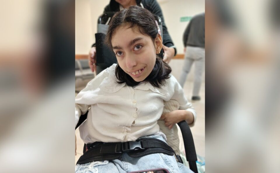 Mía tiene parálisis cerebral y escoliosis severa: su familia pide colaboración para operarla