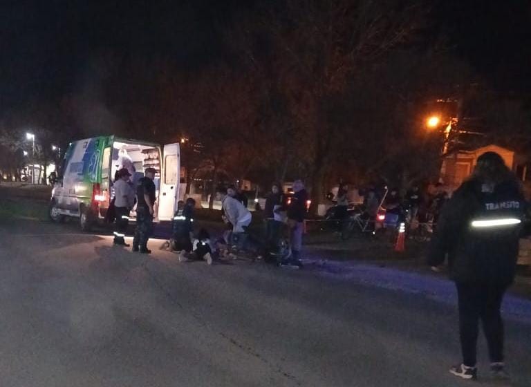 Iba con su hijo en la camioneta e impactó contra una moto
