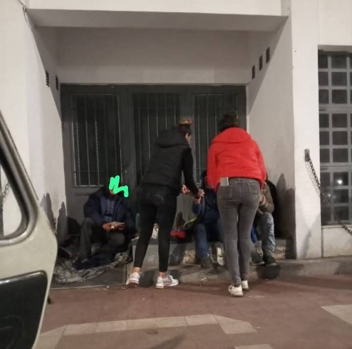 Una familia vio la necesidad y decidió cocinar para quienes más lo necesitan