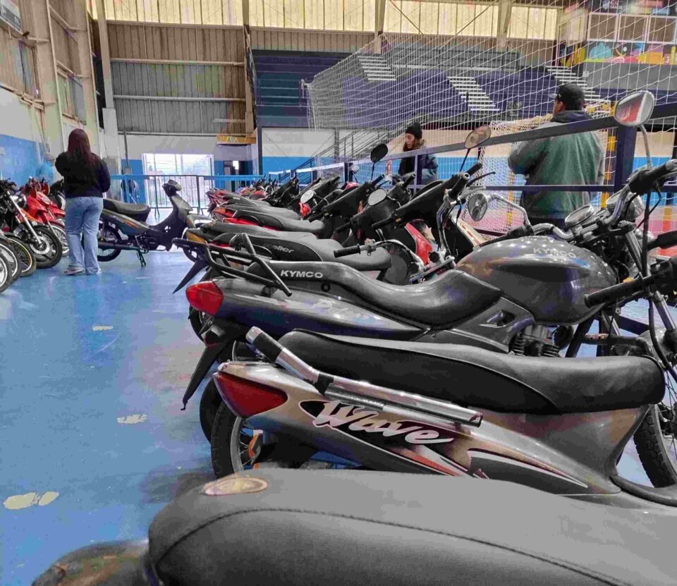 Comenzó la exhibición de motos retenidas en el Polideportivo