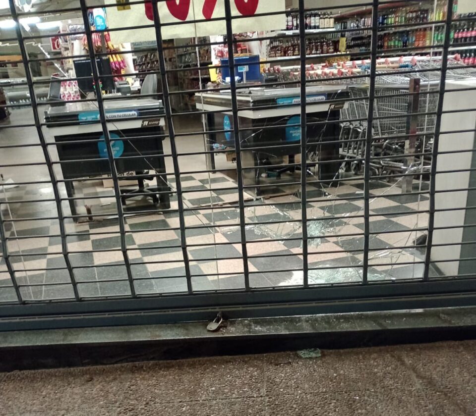 Destrozaron la vidriera del Becerra de barrio Sur: huyeron con dinero y mercadería