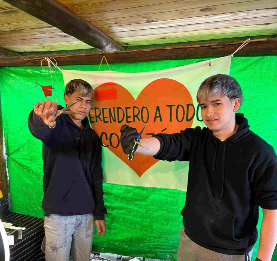 Los barberos solidarios no se detienen: se suman a los festejos por el Día del Niño