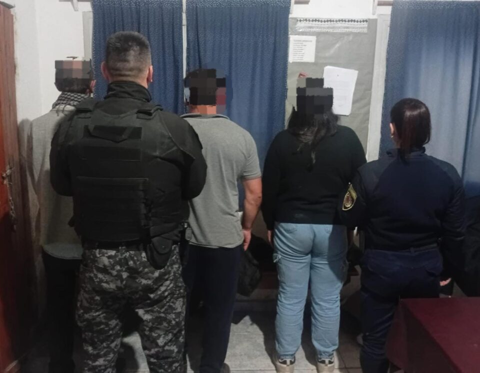 Detuvieron a tres personas por robar postes en un campo de Anisacate