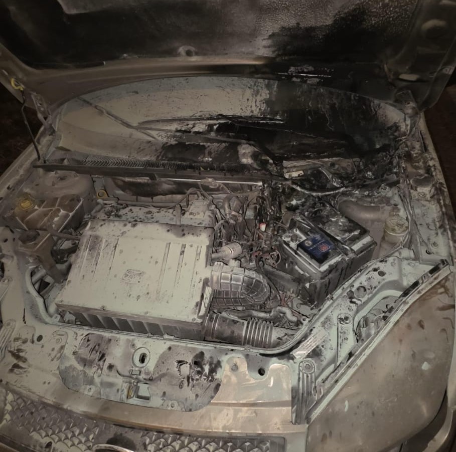 Fuego en la ruta: ardió un auto en Villa del Prado