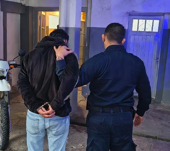 Cayeron por robos y vandalismo: además les encontraron 43 billetes falsos