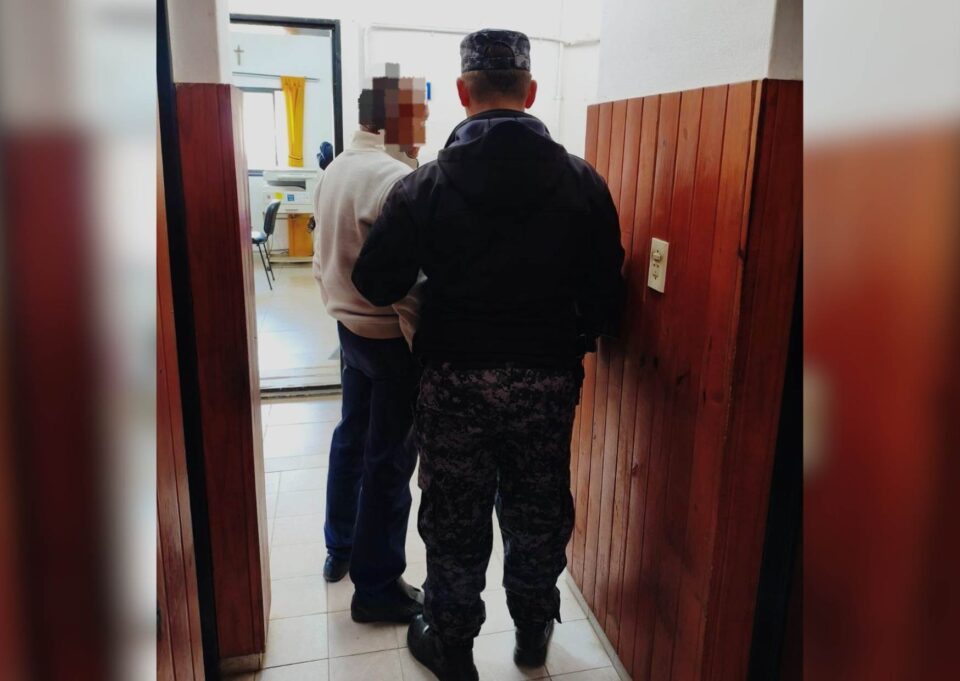 Un hombre de 74 años amenazó a una empleada en un banco y terminó detenido