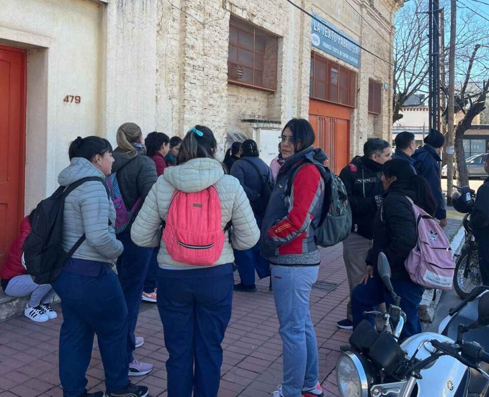Empleados de "La Texto Fabril" denuncian irregularidades en sueldos y aportes