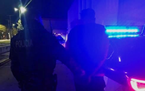 Detuvieron a dos sujetos tras embestir a un policía