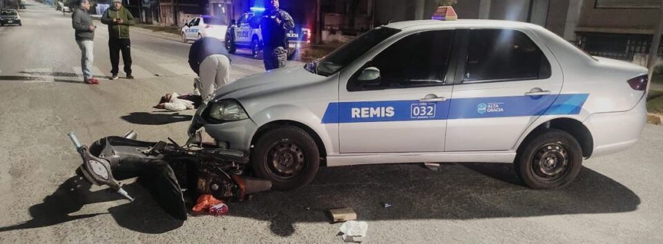 Una joven de 20 años hospitalizada tras impactar con un remis