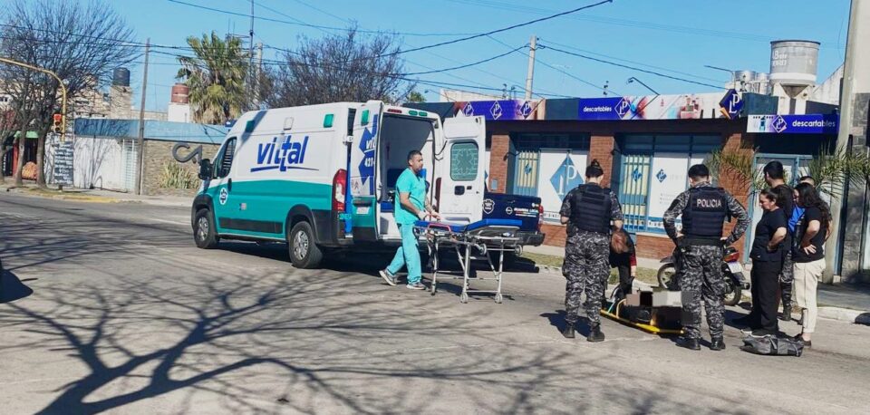 Una motociclista resultó herida luego de un accidente en Avenida Dalinger