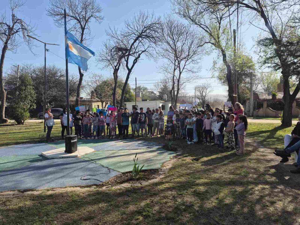 Guardaplazas homenajearon a los maestros con un acto en la plaza del barrio