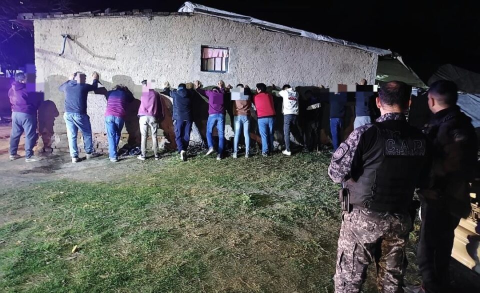 Desarticularon en Villa del Prado un ring clandestino de gallos con 20 detenidos