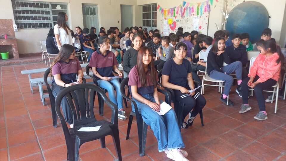 Emotivo acto en Falda del Carmen: alumnos realizaron la primera Promesa de Bandera provincial
