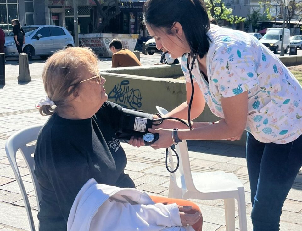 Vecinos participan de jornada de cuidado cardiovascular en la plaza